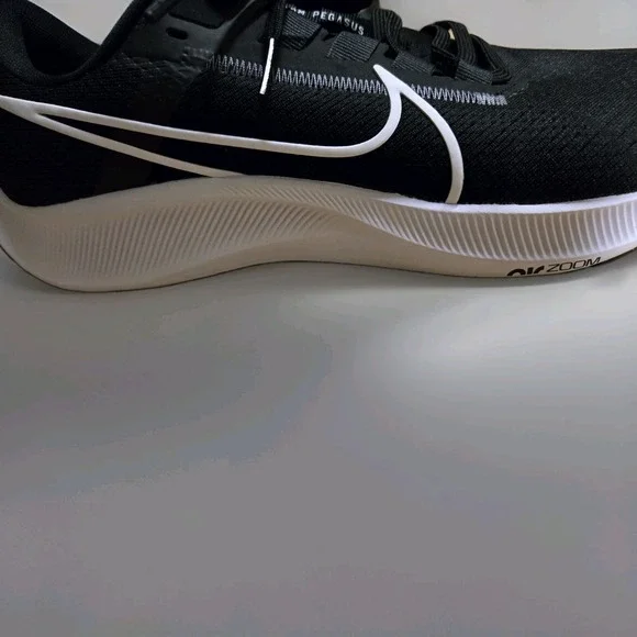Nike Air Zoom Pegasus 38 Black White Size 10.5 NEW Running Shoe Sneaker